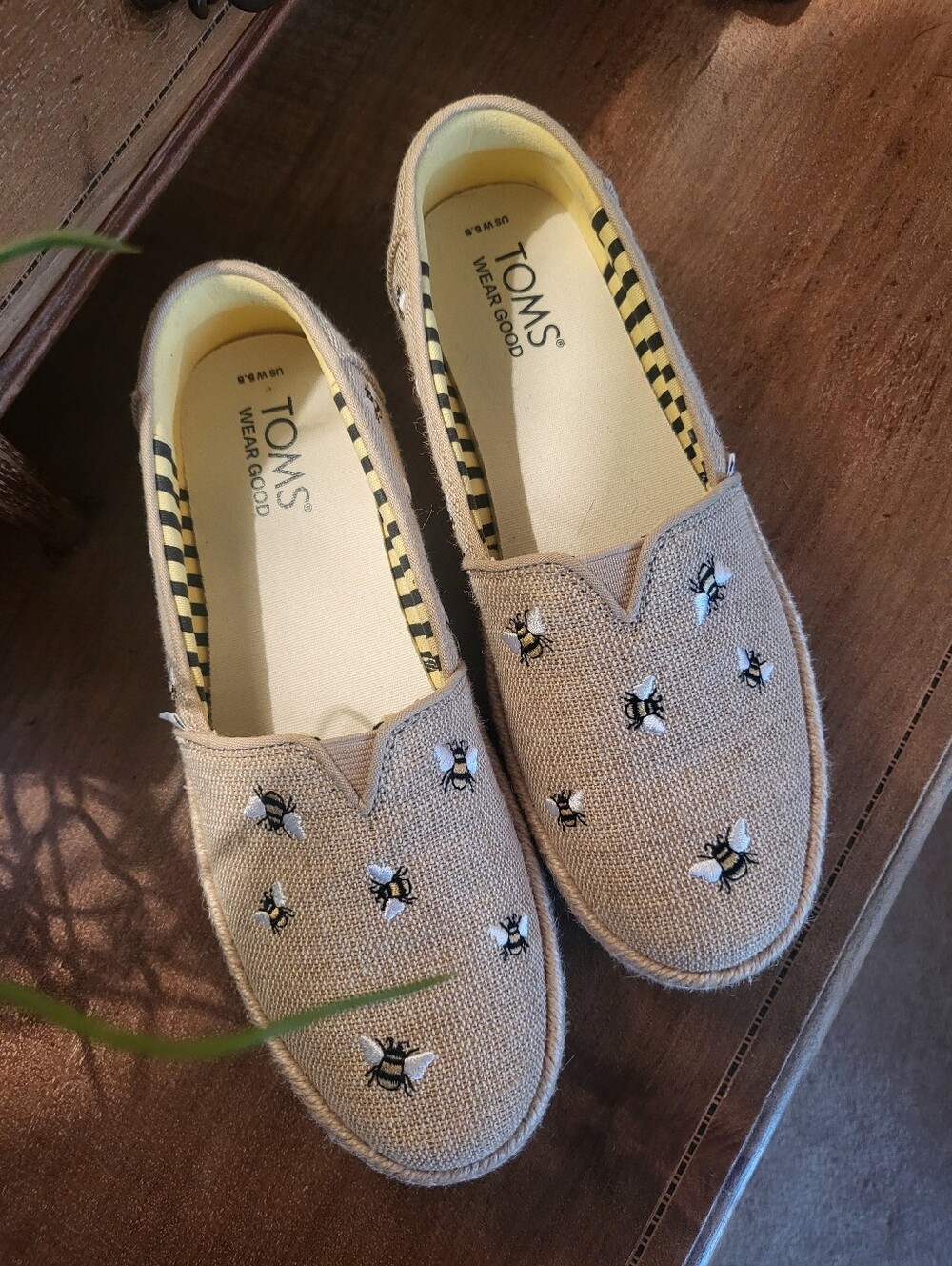 TOMS Beige Embroidered Bee Slip-On Platform Sneakers size 5.5 women new
